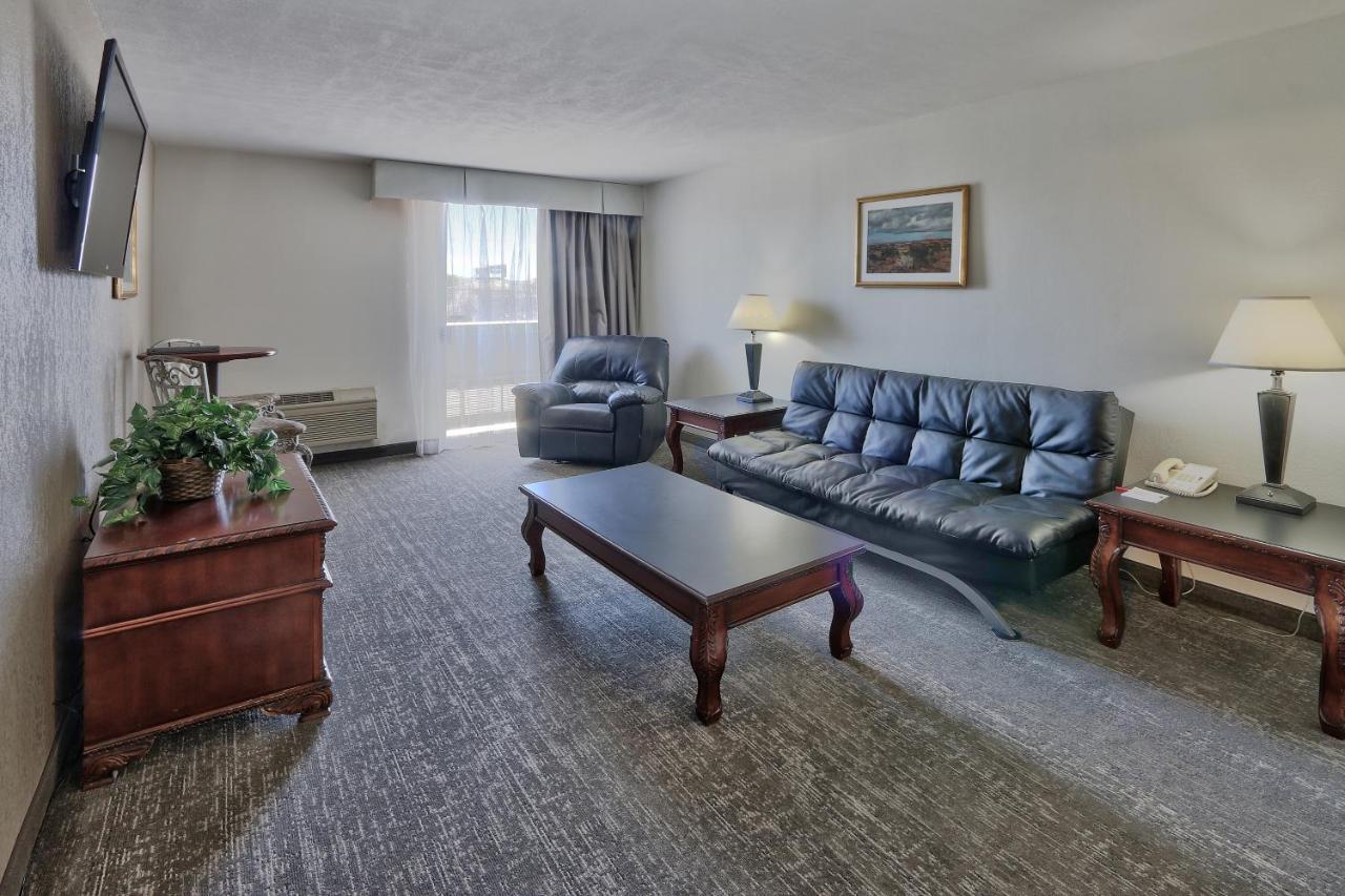 Ramada By Wyndham Midtown 4*