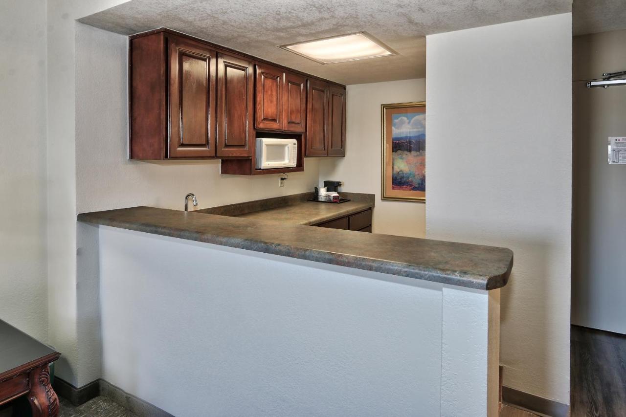 Ramada By Wyndham Midtown Hotel Albuquerque
