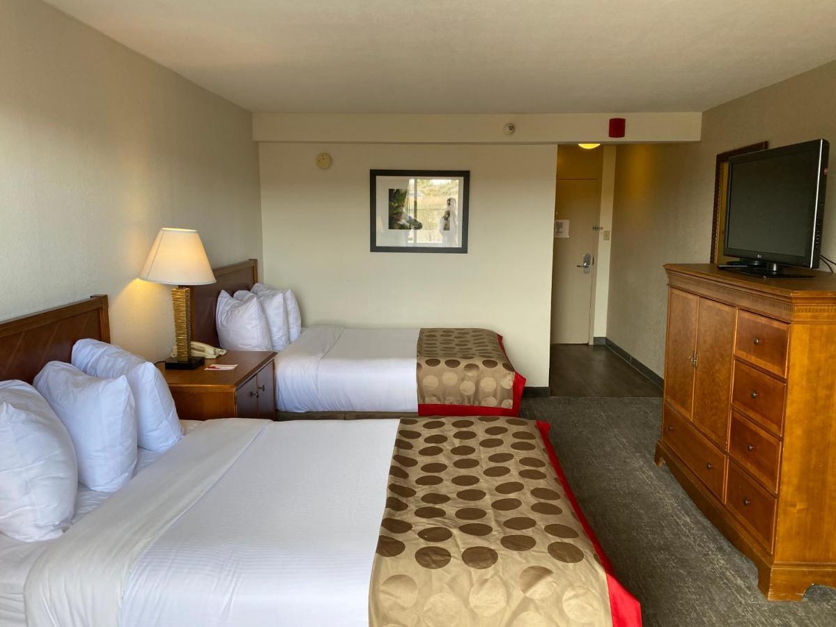 Hotel Ramada By Wyndham Midtown 4*