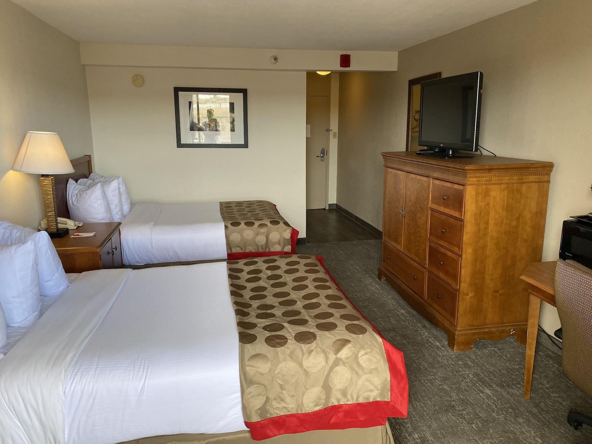 Ramada By Wyndham Midtown 4*