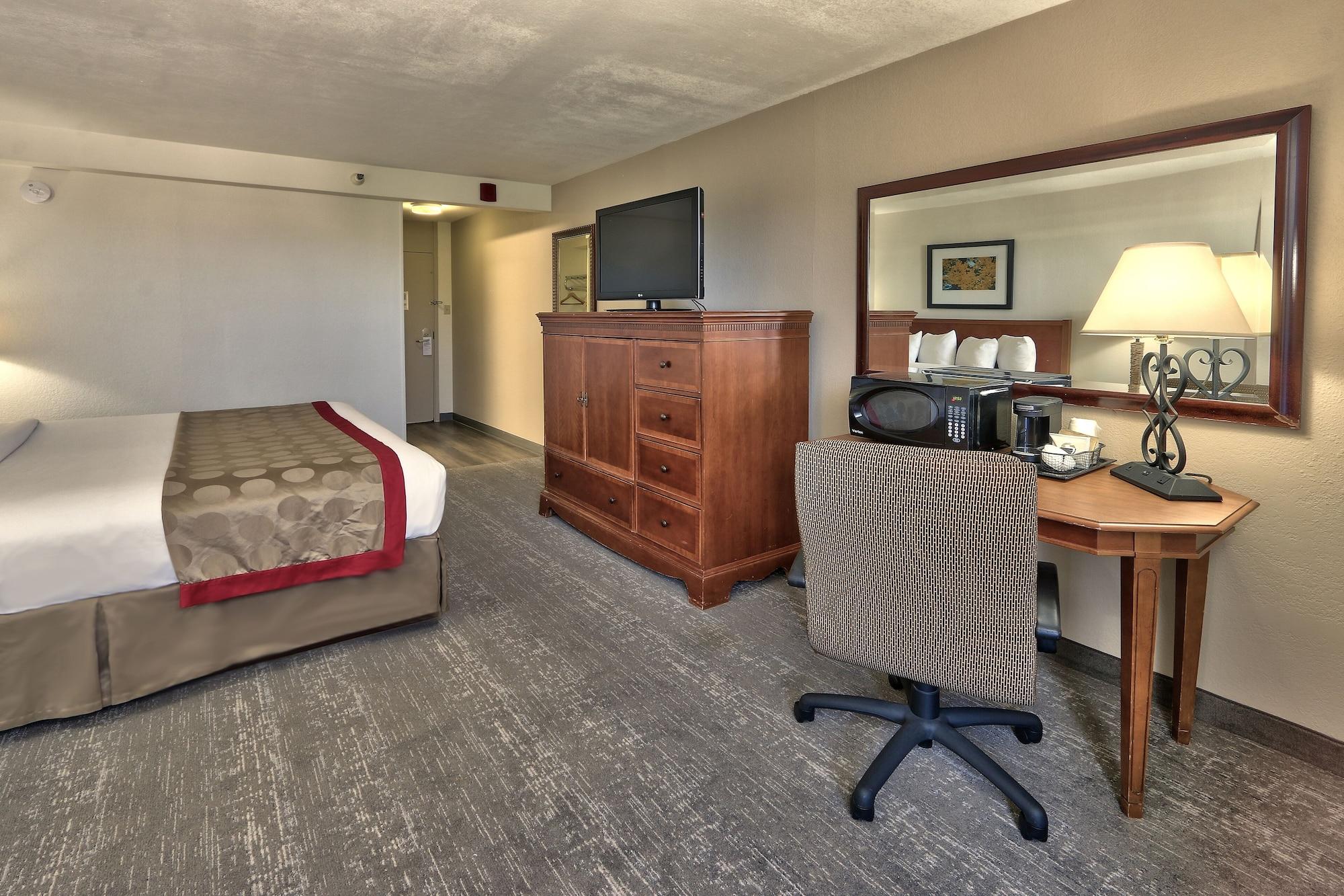 Ramada By Wyndham Midtown Hotel 4*