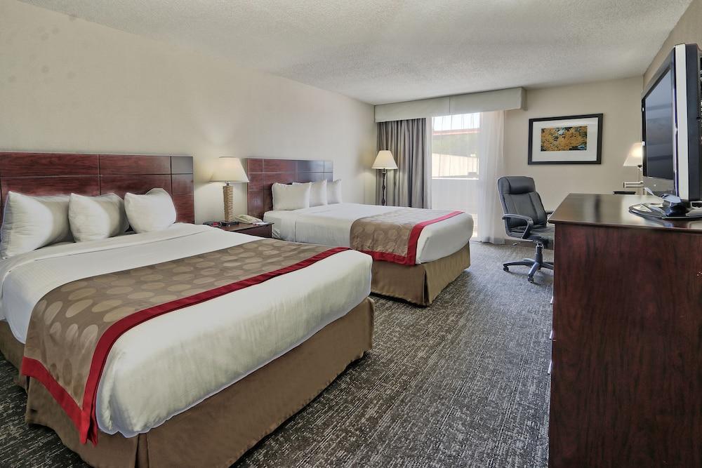 Ramada By Wyndham Midtown Hotel 4*