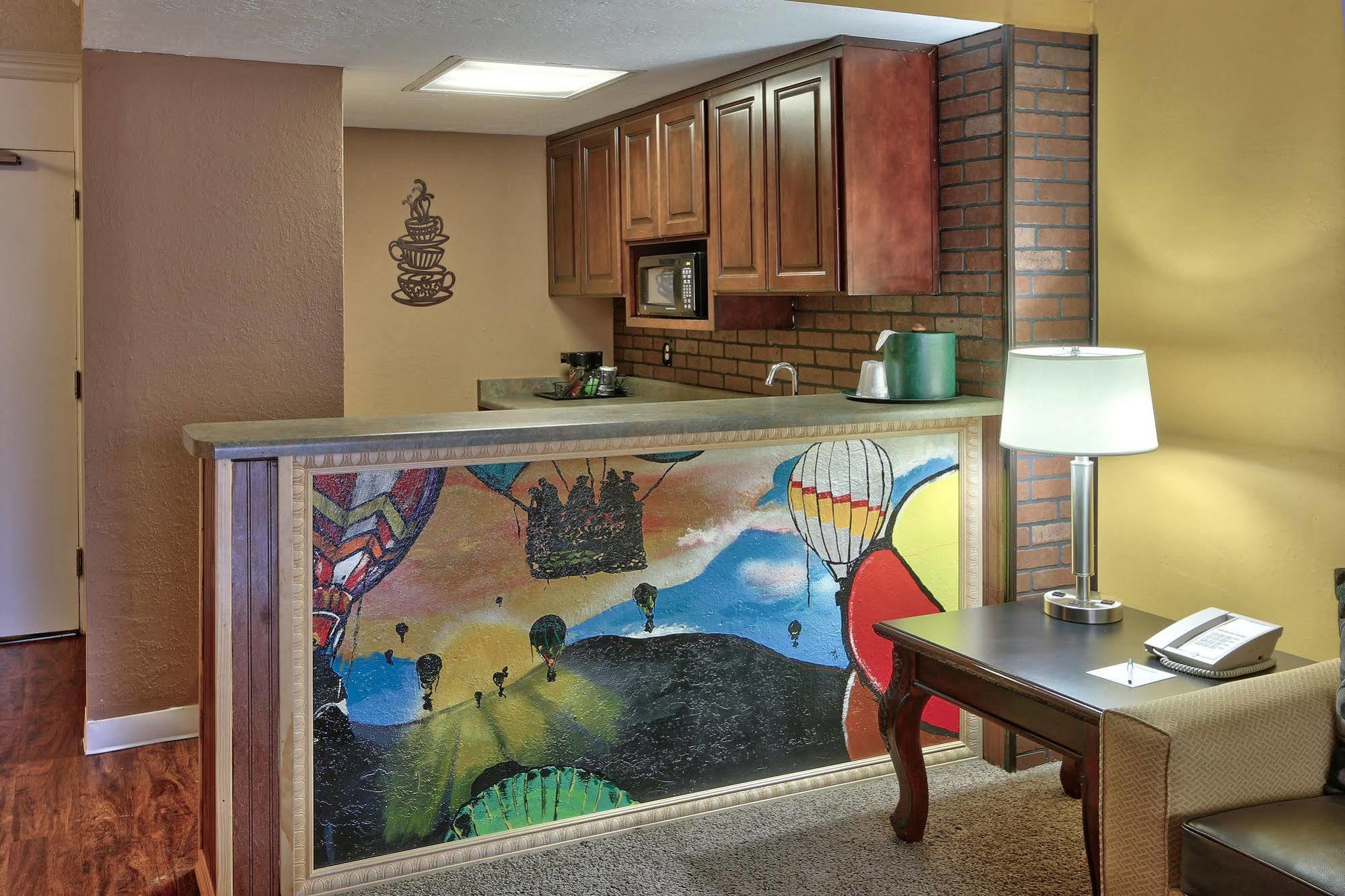 Ramada By Wyndham Midtown 4*