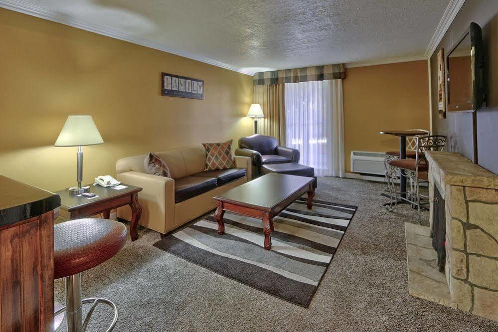 Ramada By Wyndham Midtown 4*