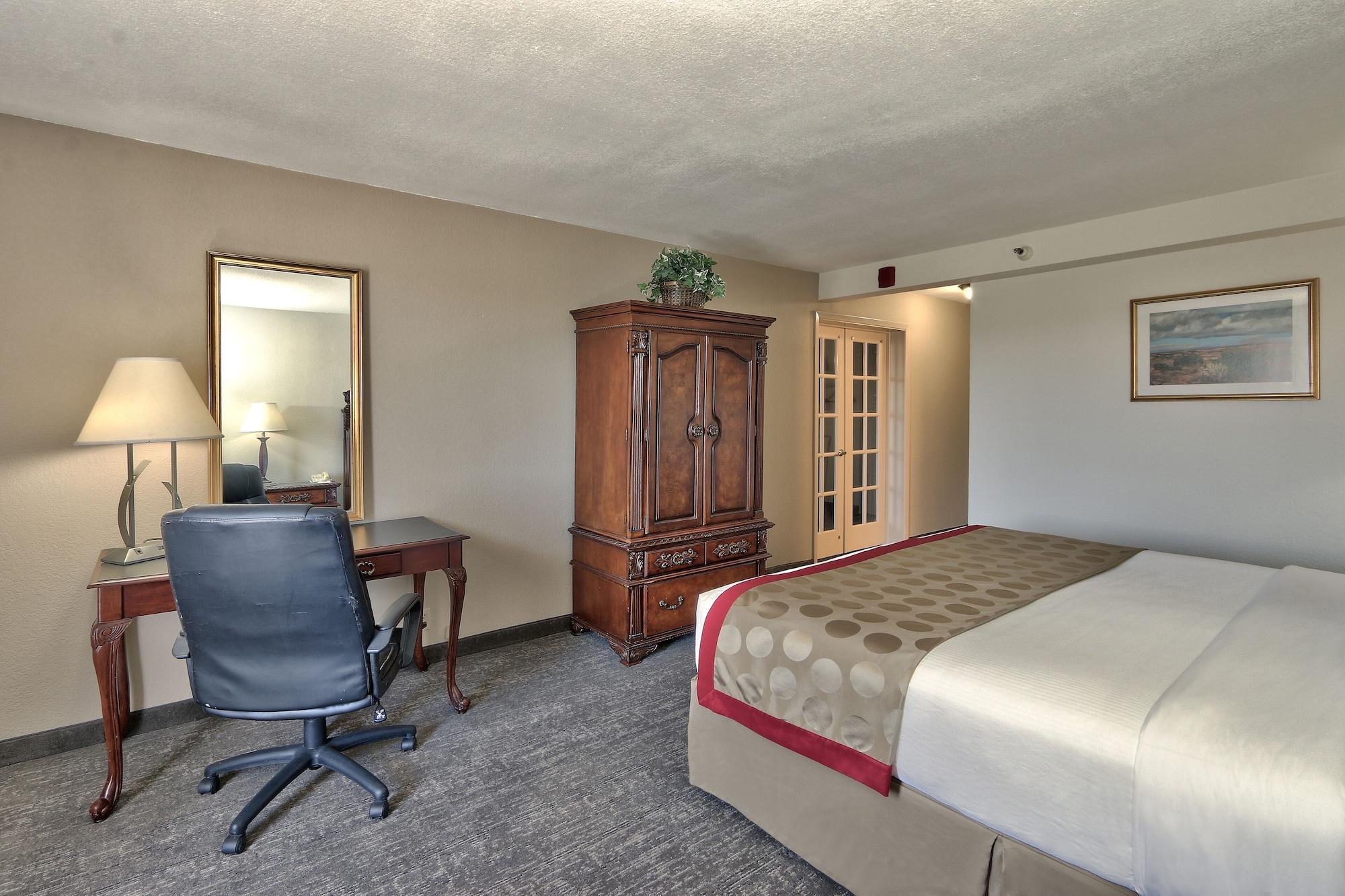 Ramada By Wyndham Midtown Hotel 4*