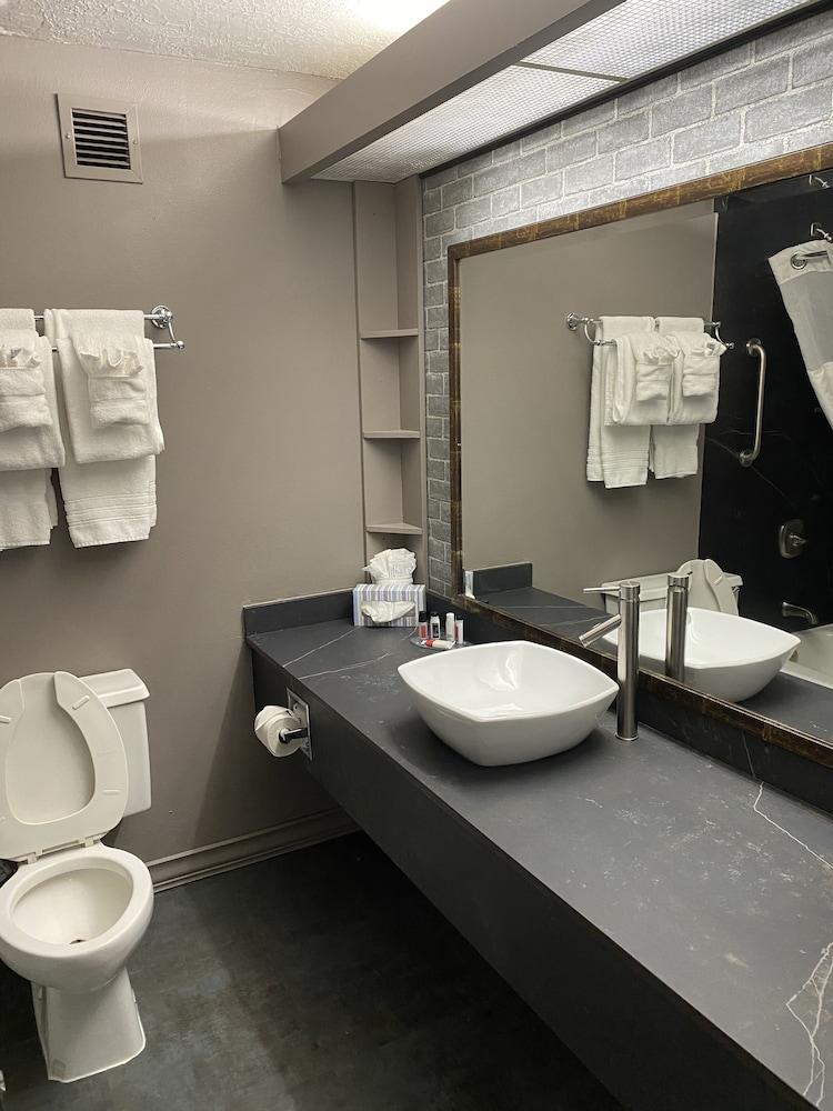 Ramada By Wyndham Midtown 4*