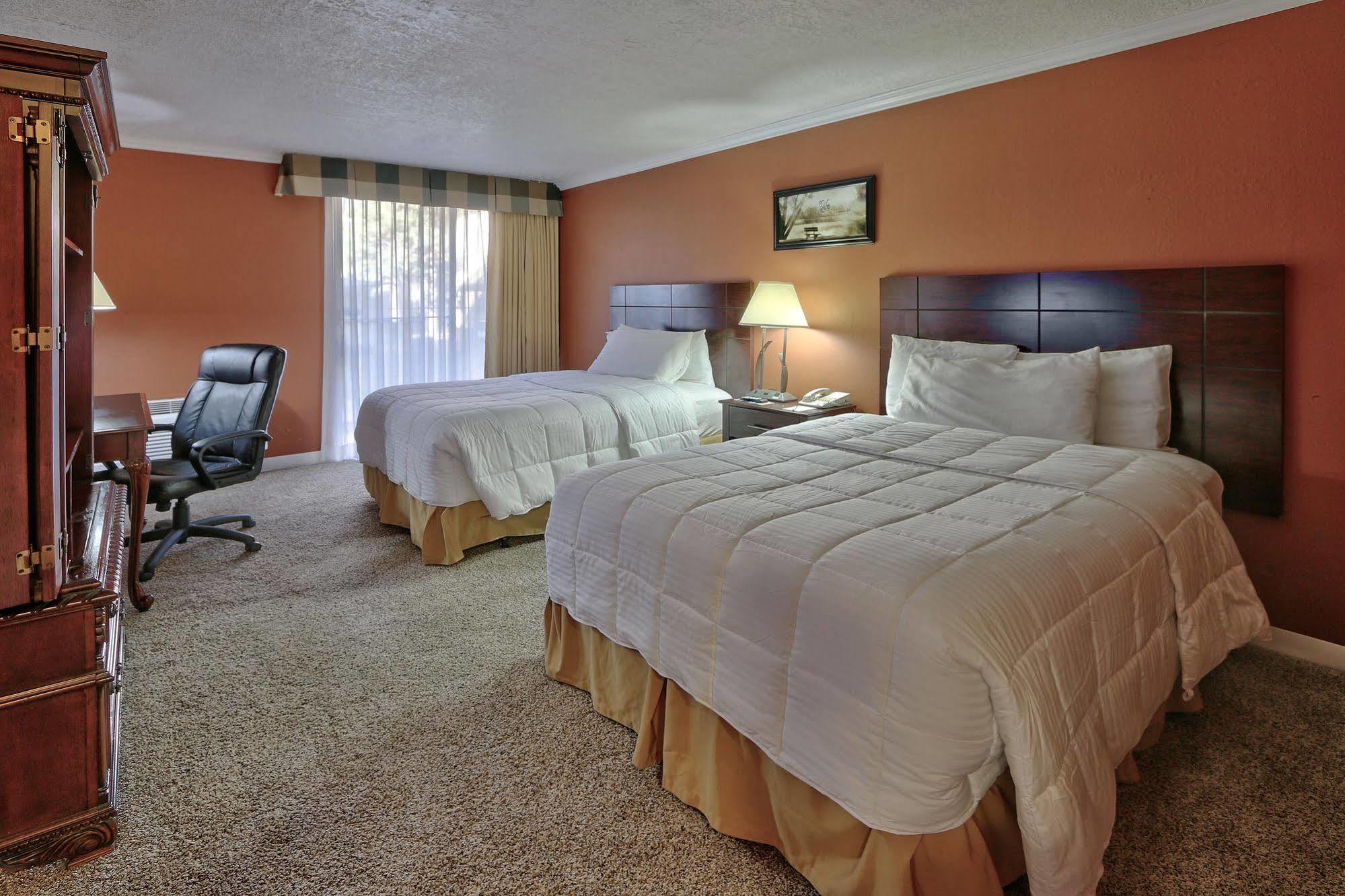 Ramada By Wyndham Midtown 4*